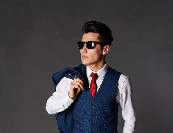 modelo masculino com traje formal - terno, gravata e calça