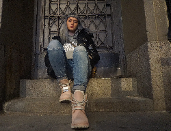 modelo feminina com traje casual - jaqueta, calça jens e tênis