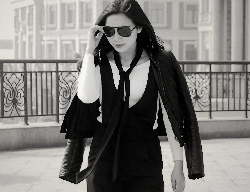 modelo feminina com traje casual - jaqueta de couro, macacão e echarpe